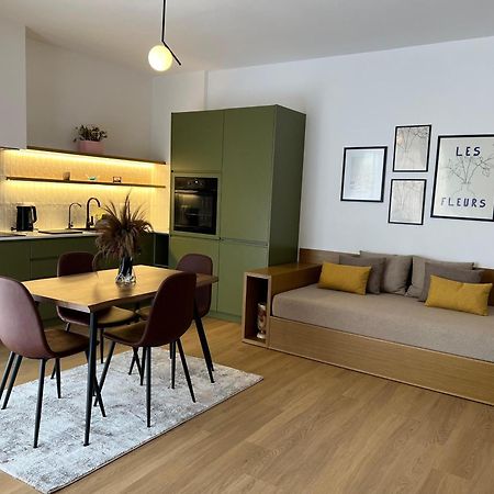 Flora Apartments Саранде Екстериор снимка